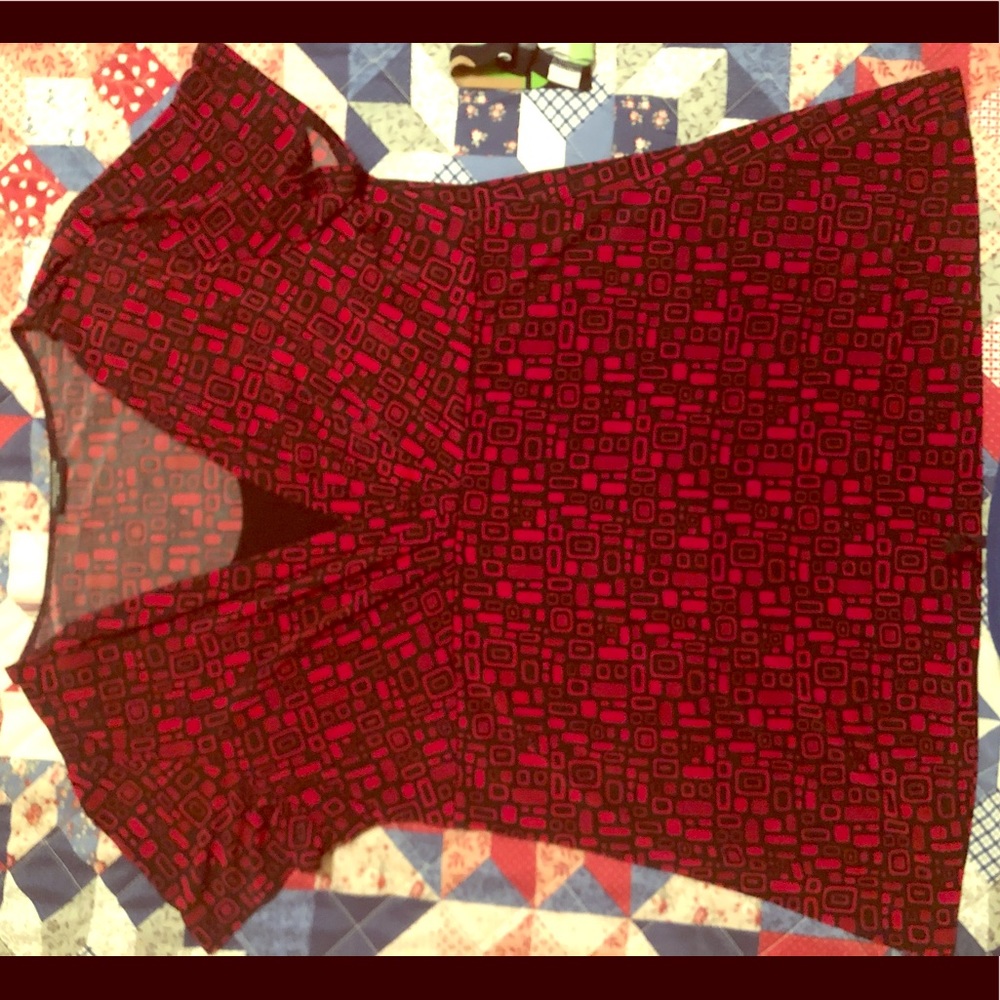 Red and black short sleeve (women’s perception)